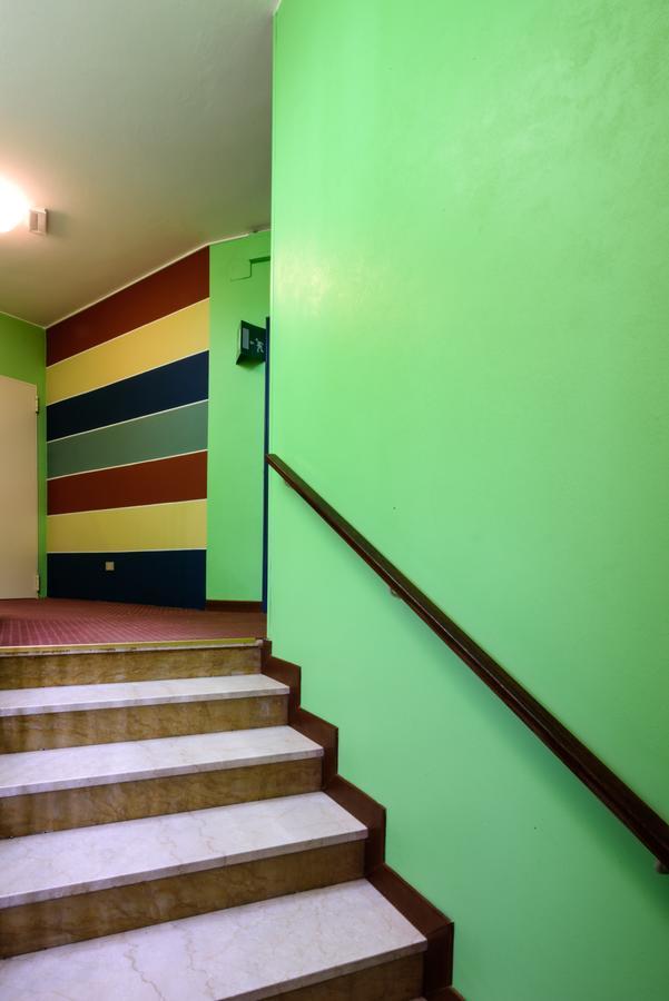 Colors Hostel Toscolano Maderno Exterior photo
